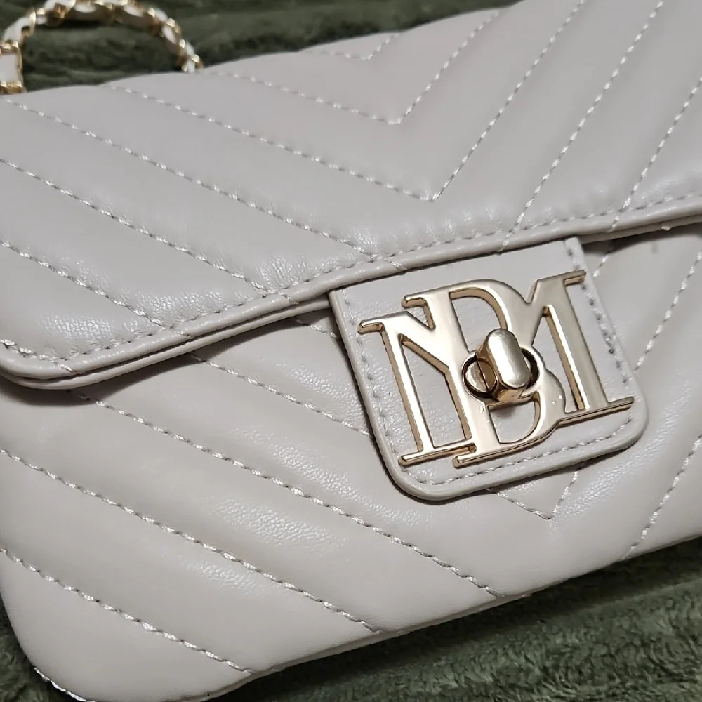 Elegant White Quilted Shoulder Bag - Picture 3 of 5